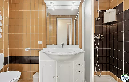 Exclusive seafront apartment, 95 m² with private parking.