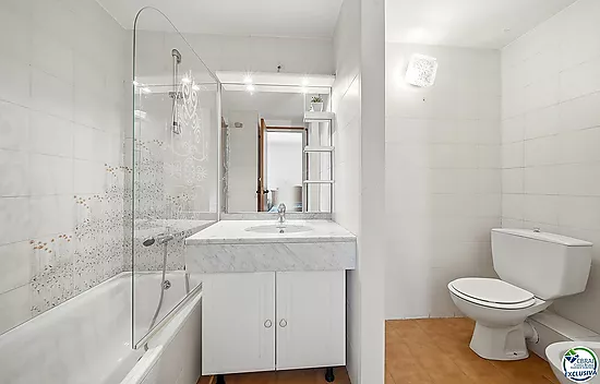 Exclusive seafront apartment, 95 m² with private parking.