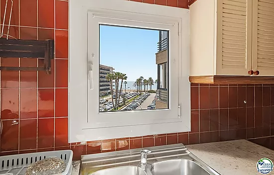 Exclusive seafront apartment, 95 m² with private parking.