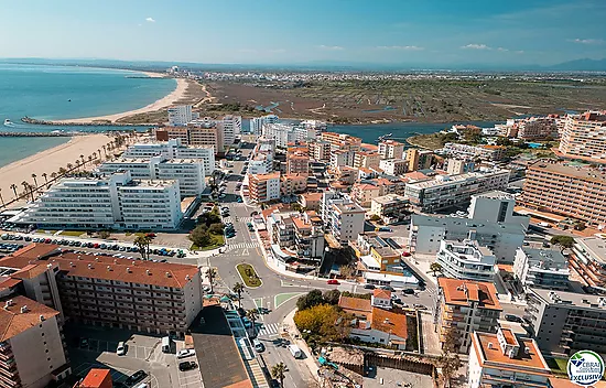 Exclusive seafront apartment, 95 m² with private parking.