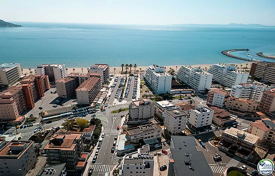 Exclusive seafront apartment, 95 m² with private parking.