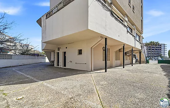 Exclusive seafront apartment, 95 m² with private parking.