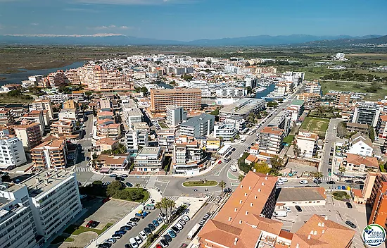 Exclusive seafront apartment, 95 m² with private parking.