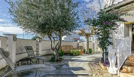 Encantadora casa orientada al sur con jardín y excelente ubicación