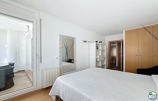 Apartamento con licencia turística y vistas al canal en Santa Margarita - Roses.