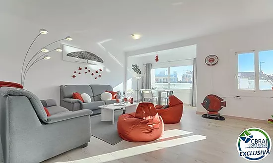 Modernidad en el Corazón de Roses: Tu Hogar a un Paso del Mar.