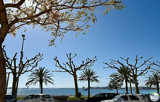 À vendre appartement rénové 2 chambres au centre de Roses à 50m de la mer