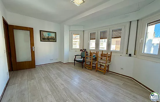 À vendre appartement rénové 2 chambres au centre de Roses à 50m de la mer