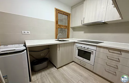 À vendre appartement rénové 2 chambres au centre de Roses à 50m de la mer