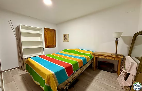 À vendre appartement rénové 2 chambres au centre de Roses à 50m de la mer