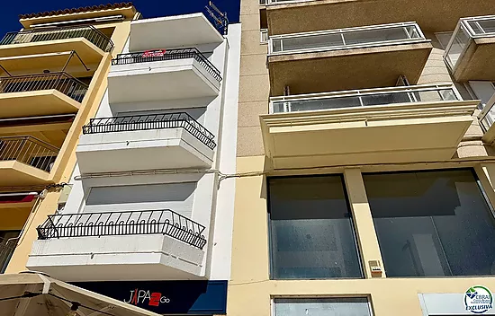 À vendre appartement rénové 2 chambres au centre de Roses à 50m de la mer