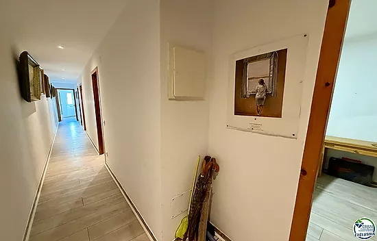 À vendre appartement rénové 2 chambres au centre de Roses à 50m de la mer