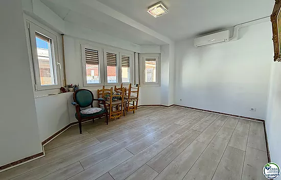 À vendre appartement rénové 2 chambres au centre de Roses à 50m de la mer