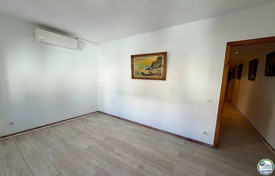 À vendre appartement rénové 2 chambres au centre de Roses à 50m de la mer