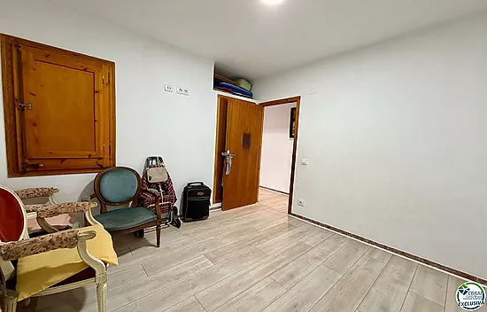 À vendre appartement rénové 2 chambres au centre de Roses à 50m de la mer