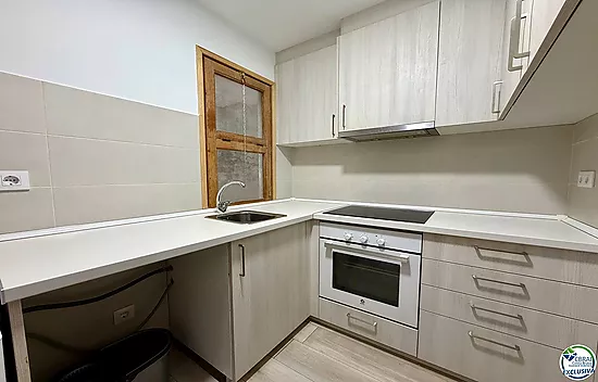 À vendre appartement rénové 2 chambres au centre de Roses à 50m de la mer