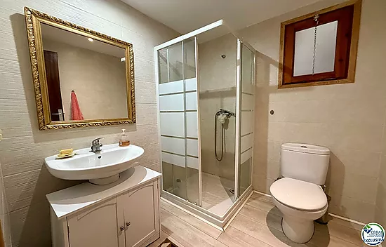 À vendre appartement rénové 2 chambres au centre de Roses à 50m de la mer