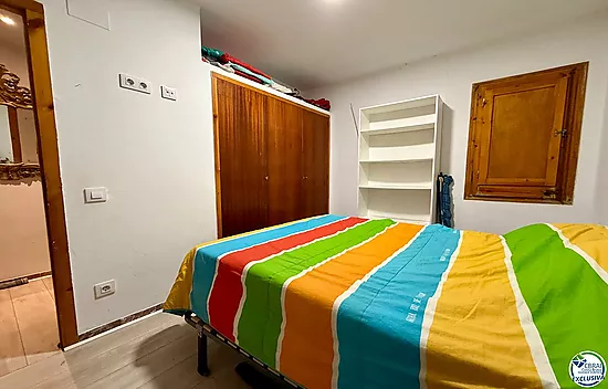 À vendre appartement rénové 2 chambres au centre de Roses à 50m de la mer