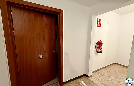 À vendre appartement rénové 2 chambres au centre de Roses à 50m de la mer