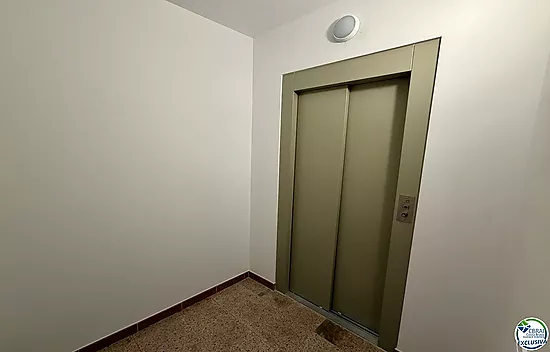 À vendre appartement rénové 2 chambres au centre de Roses à 50m de la mer