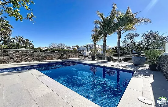 Maison rénovée plein sud avec piscine et amarre sur canal large à Empuriabrava