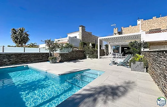 Maison rénovée plein sud avec piscine et amarre sur canal large à Empuriabrava