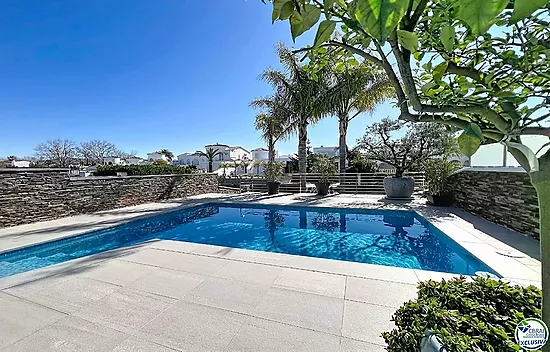 Maison rénovée plein sud avec piscine et amarre sur canal large à Empuriabrava