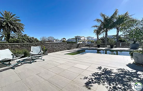 Maison rénovée plein sud avec piscine et amarre sur canal large à Empuriabrava