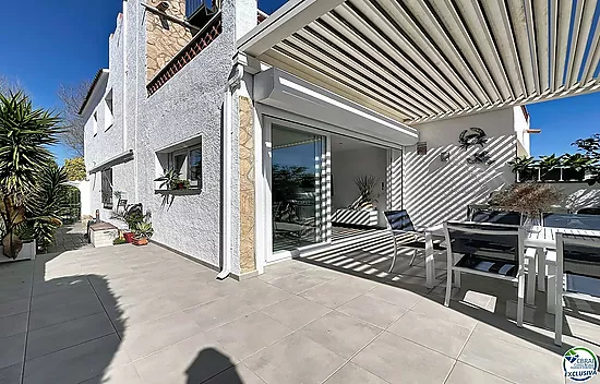 Maison rénovée plein sud avec piscine et amarre sur canal large à Empuriabrava