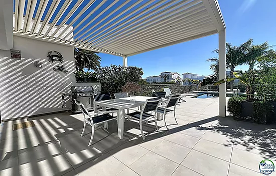 Maison rénovée plein sud avec piscine et amarre sur canal large à Empuriabrava