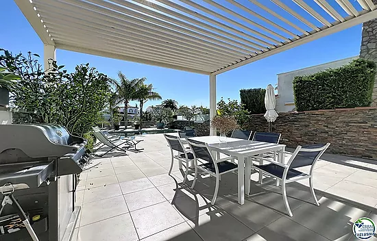 Maison rénovée plein sud avec piscine et amarre sur canal large à Empuriabrava