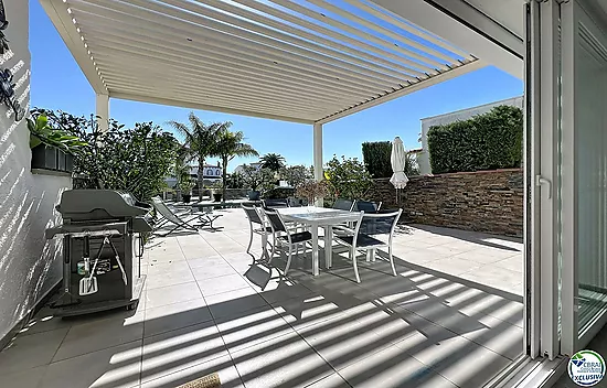 Maison rénovée plein sud avec piscine et amarre sur canal large à Empuriabrava