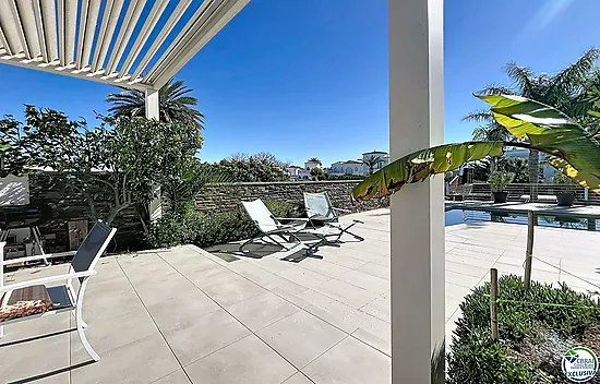 Maison rénovée plein sud avec piscine et amarre sur canal large à Empuriabrava