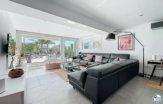 Maison rénovée plein sud avec piscine et amarre sur canal large à Empuriabrava