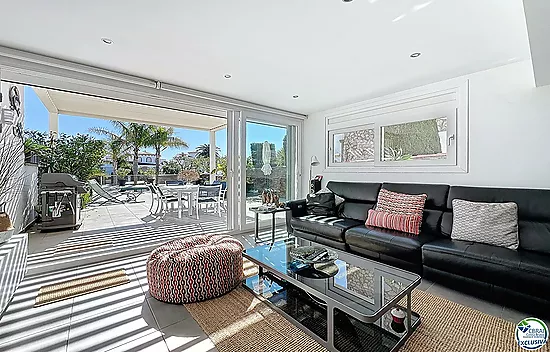 Maison rénovée plein sud avec piscine et amarre sur canal large à Empuriabrava