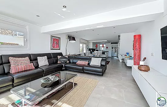 Maison rénovée plein sud avec piscine et amarre sur canal large à Empuriabrava