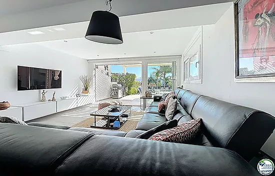 Maison rénovée plein sud avec piscine et amarre sur canal large à Empuriabrava