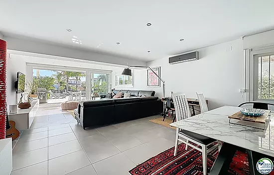 Maison rénovée plein sud avec piscine et amarre sur canal large à Empuriabrava