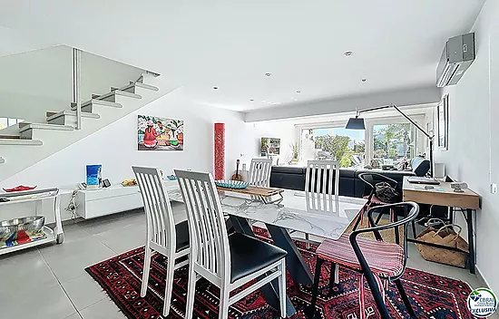 Maison rénovée plein sud avec piscine et amarre sur canal large à Empuriabrava