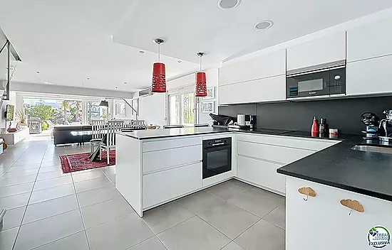 Maison rénovée plein sud avec piscine et amarre sur canal large à Empuriabrava