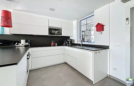 Maison rénovée plein sud avec piscine et amarre sur canal large à Empuriabrava