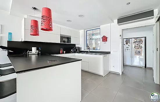 Maison rénovée plein sud avec piscine et amarre sur canal large à Empuriabrava