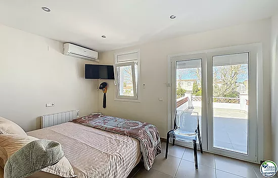 Maison rénovée plein sud avec piscine et amarre sur canal large à Empuriabrava