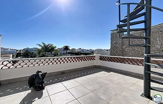 Maison rénovée plein sud avec piscine et amarre sur canal large à Empuriabrava