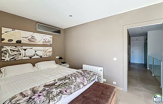 Maison rénovée plein sud avec piscine et amarre sur canal large à Empuriabrava