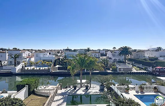 Maison rénovée plein sud avec piscine et amarre sur canal large à Empuriabrava