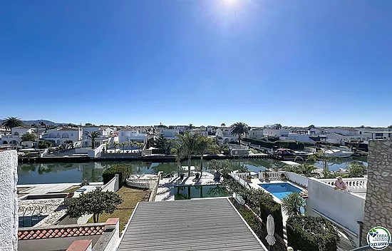 Maison rénovée plein sud avec piscine et amarre sur canal large à Empuriabrava