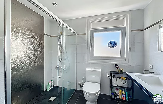 Maison rénovée plein sud avec piscine et amarre sur canal large à Empuriabrava