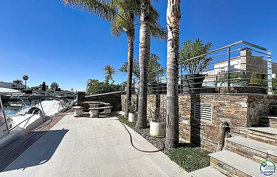 Maison rénovée plein sud avec piscine et amarre sur canal large à Empuriabrava