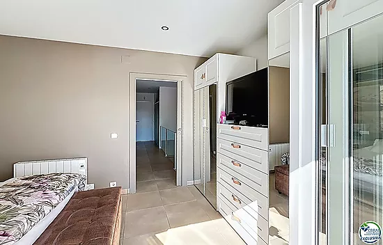 Maison rénovée plein sud avec piscine et amarre sur canal large à Empuriabrava